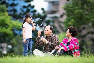 娱乐吃瓜酱老爷爷打伞,娱乐界新潮流